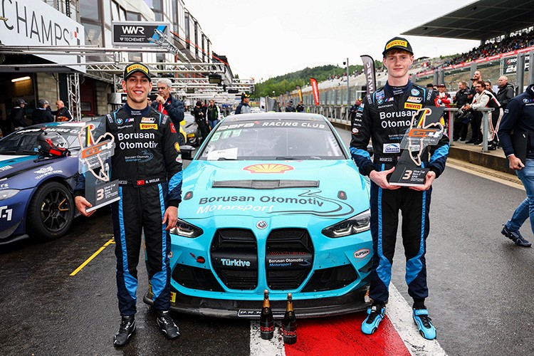 Podyum Başarısıyla Dönüyor