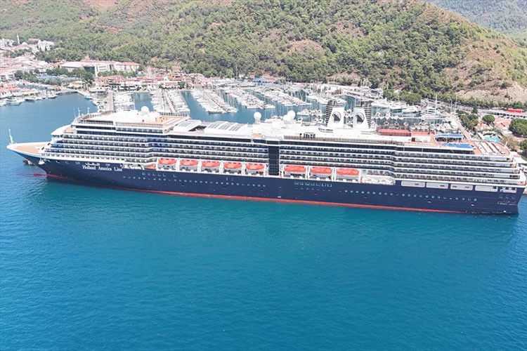 "Oosterdam" kruvaziyeri Marmaris Limanı'na demirledi