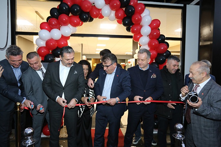 Kelebek Mobilya Hollanda serüvenine başladı