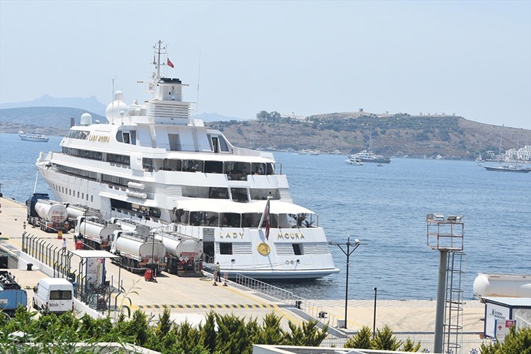 Lüks yat "Lady Moura"ya Bodrum'da yakıt ikmali yapıldı
