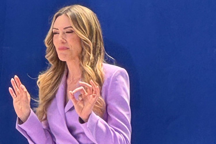 Sinem Kobal setlere geri döndü