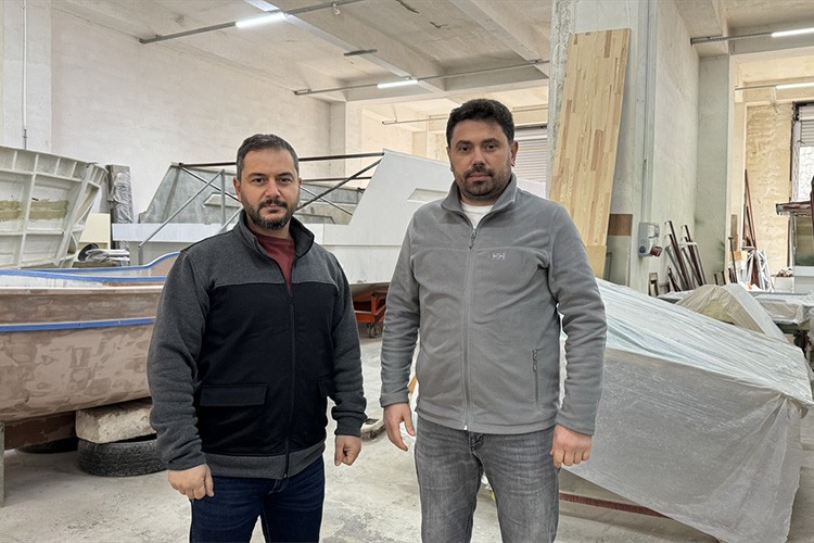 Denize 3 kilometre mesafedeki imalathanede yat üretiyorlar