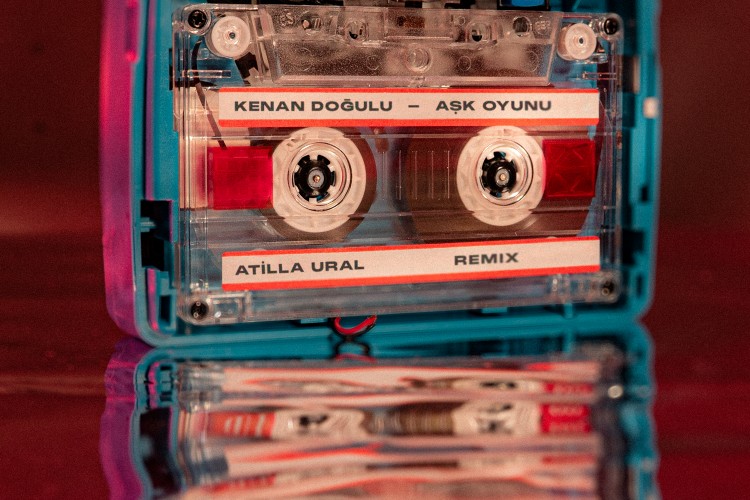 KENAN DOĞULU'NUN EN SEVİLEN SARKILARINDAN AŞK OYUNU, YENİ REMIX'İYLE YAZI KARŞILAMAYA HAZIR