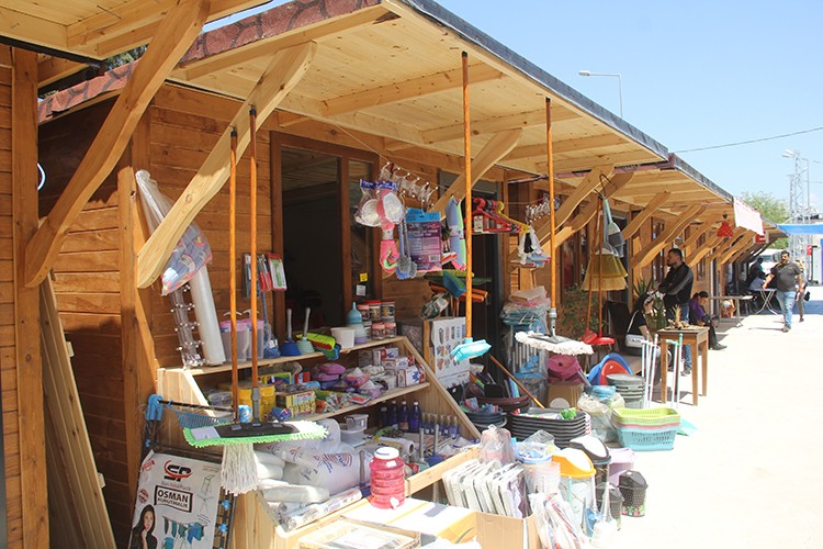 Esnaf müşterilerini prefabrik çarşılarda karşılıyor