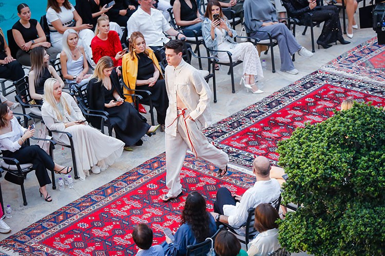 Tarihi halılar podyum oldu