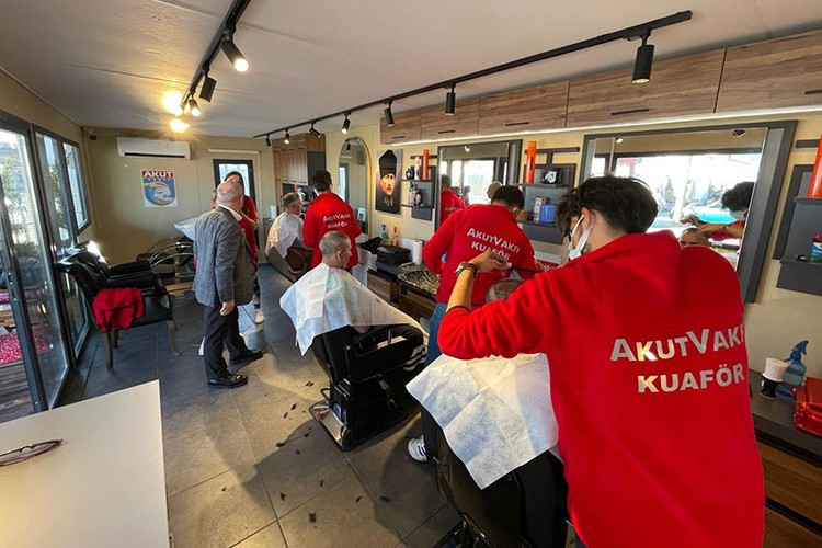 AKUT Vakfı Hatay'a kuaför hediye etti