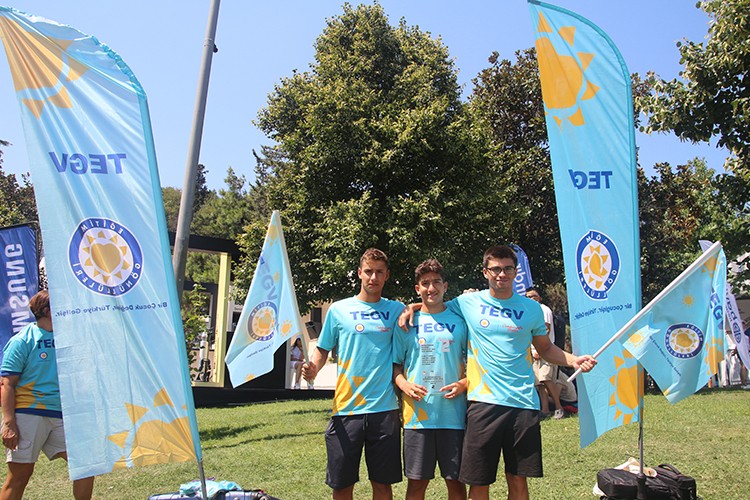 Yüzücüler 265 çocuğa umut oldu