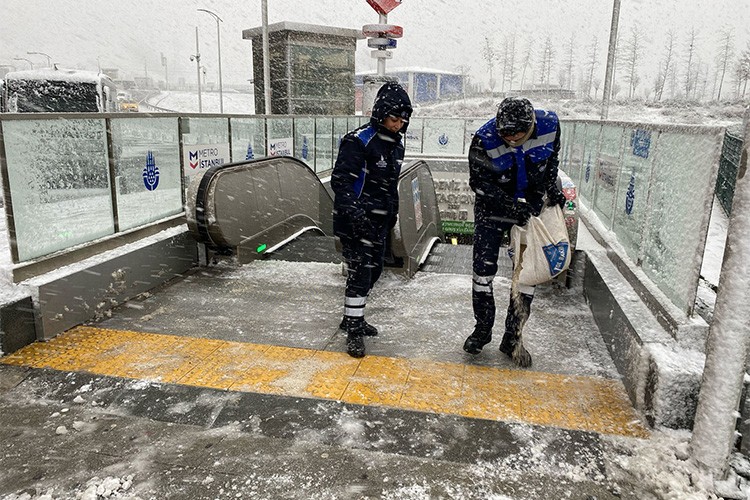 İBB ekipleri aralıksız çalışıyor