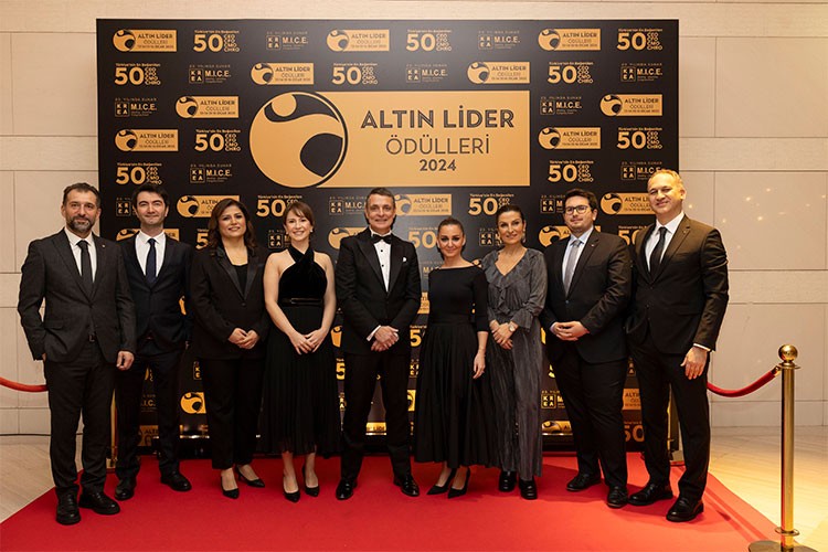 Altın Lider Ödülleri'nde Çifte Başarıya İmza Attı