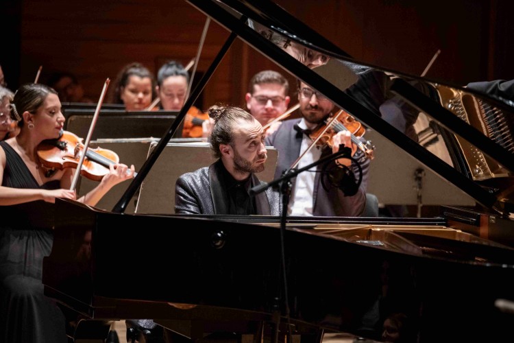 OLTEN FİLARMONİ ORKESTRASI VE DANIEL CIOBANU İZMİR'İ BÜYÜLEDİ