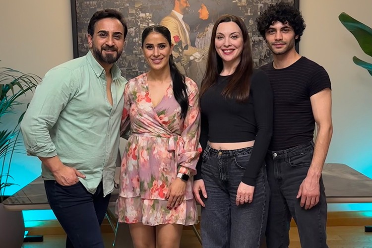 Aşkın Eli Değmiş Gibiydi