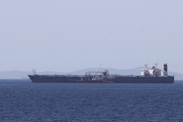İran'a ait ham petrol tankeri "Huge" ablukayı kırdı