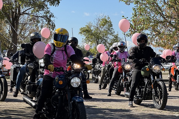 Kadıköy'de meme kanserinde farkındalık için motosiklet ve bisiklet turu