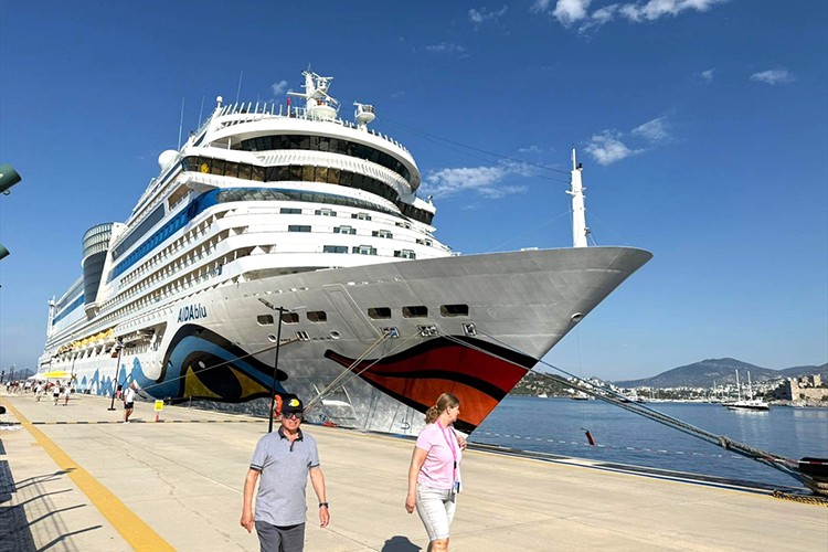 Bodrum'a "AIDAblu" kruvaziyeriyle 2 bin 377 yolcu geldi