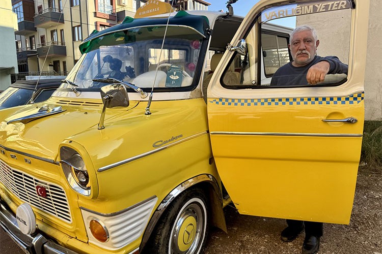 49 yıllık minibüsüyle nostaljiyi sokaklara taşıyor