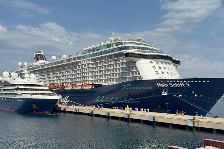 Bodrum'a iki kruvaziyerle 2 bin 583 turist geldi