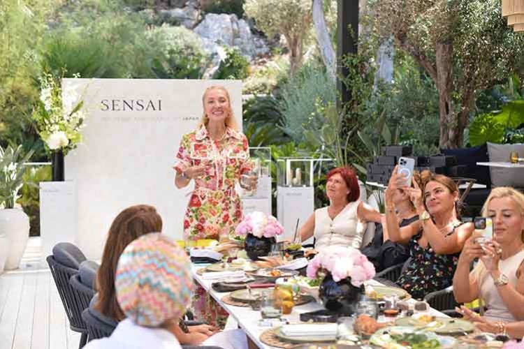 Ünlü isimler güzellik davetinde buluştu