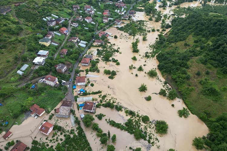 Zonguldak'ta sağanak hayatı olumsuz etkiliyor