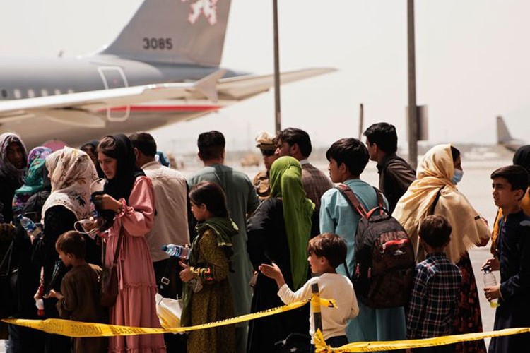 Afganistan'dan kaçanlara 6 bin 500 dolarlık bilet önerisi