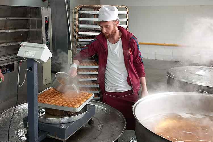 İlçede kurdukları tesiste günde 7 ton tatlı imal ediyorlar