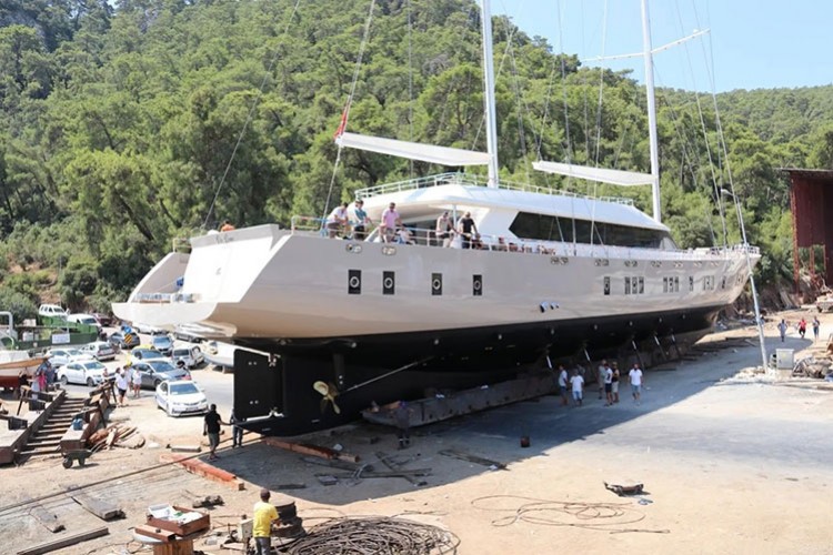 Fethiye'de üretilen dev gulet denize indi