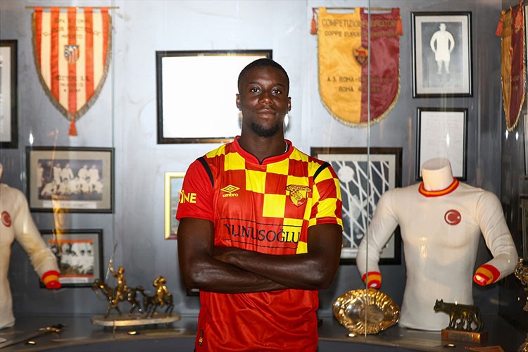 Göztepe, Malcolm Bokele'yi transfer etti