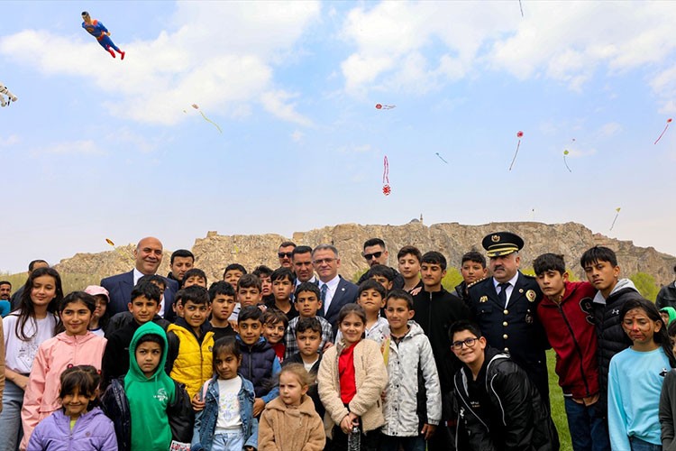Van'da çocuklar uçurtmalarıyla gökyüzünü renklendirdi