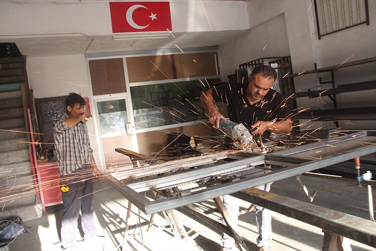 Taşova'da sıcak hava demircileri zorluyor