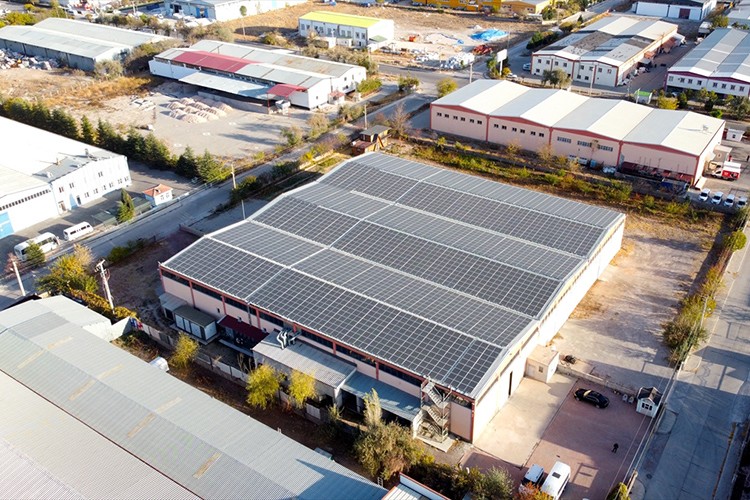 Fabrikaya kurulan güneş panelleriyle ekonomiye katkı