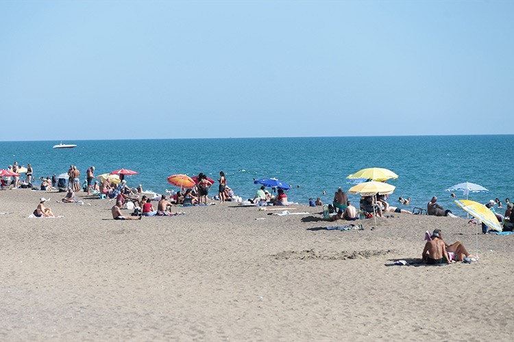 Antalya'da sıcak hava nedeniyle sahillerdeki yoğunluk sürüyor