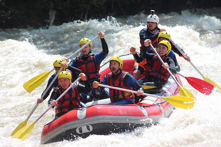 Adrenalin tutkunları Melen Çayı'nda rafting yaptı
