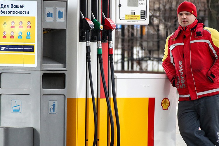 Rusya benzin ihracatına yönelik kısıtlamaları 6 ay uzattı