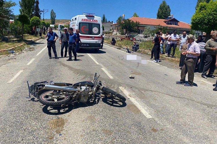 Sivas'ta pikap ile çarpışan motosikletteki 2 genç öldü