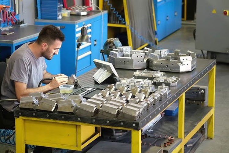 AB imalat sanayi PMI mayısta 49,4 puana çıktı