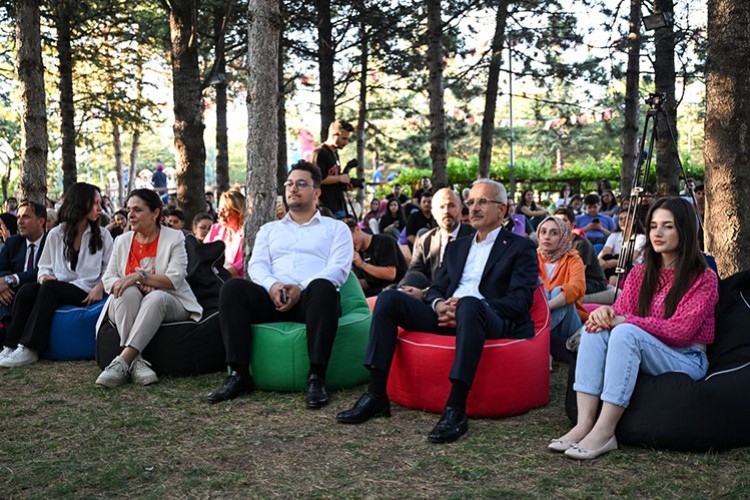 Uraloğlu, stajyer öğrencilerle buluştu: