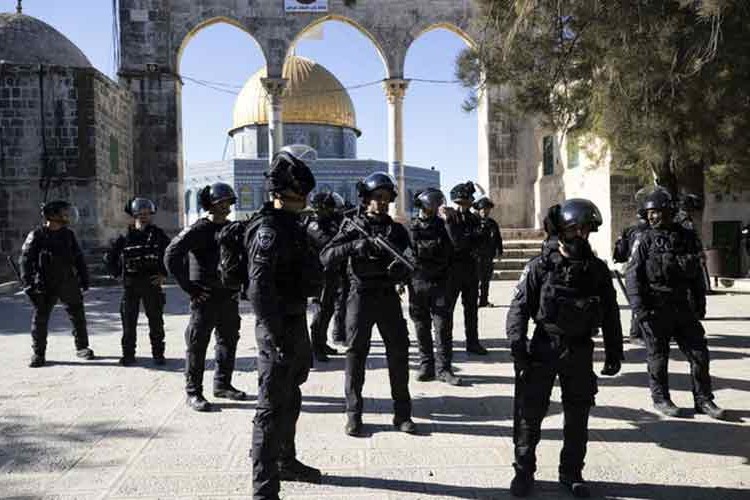 İsrail polisi, Mescid-i Aksa'ya baskın düzenledi