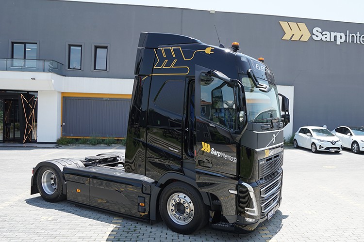 Yüzde yüz elektrikli TIR Türkiye yollarında