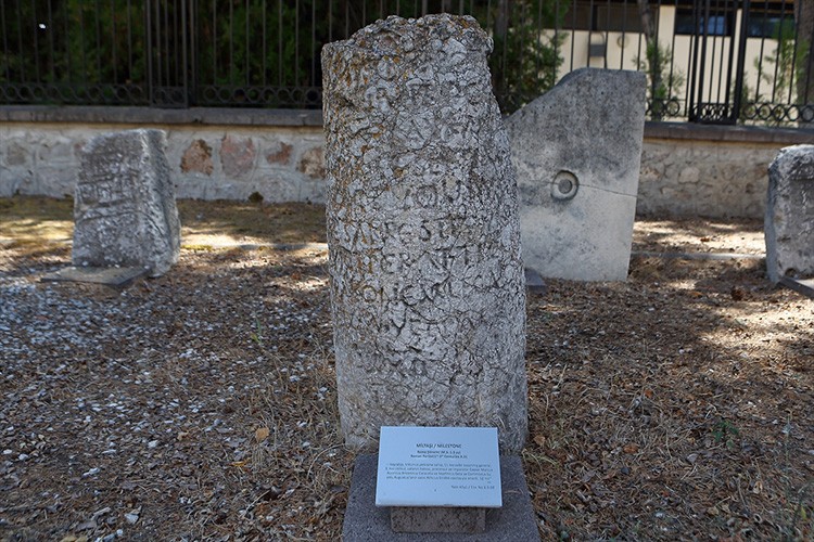 Antik dönemin "trafik tabelası" sergileniyor