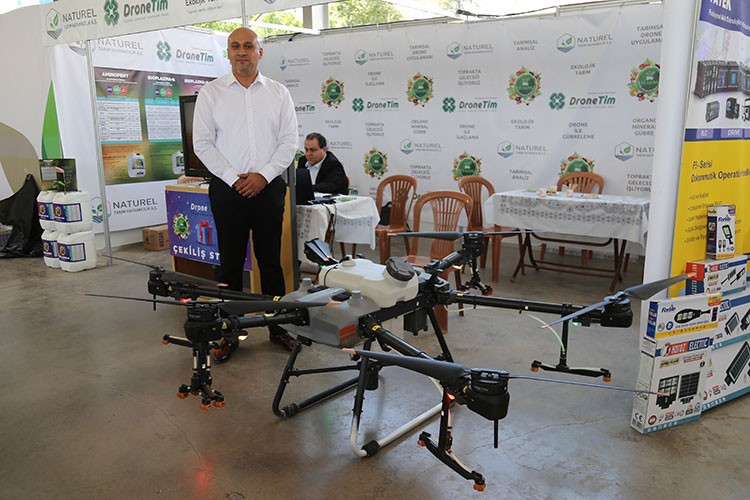 Üreticilere dron kullanımı ve faydaları hakkında bilgi veriliyor