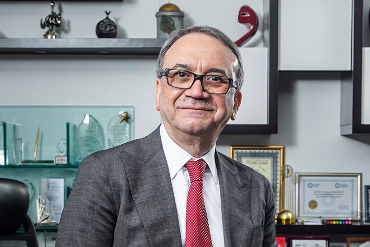 Tüm dünya COVID 19 aşısını bekliyor