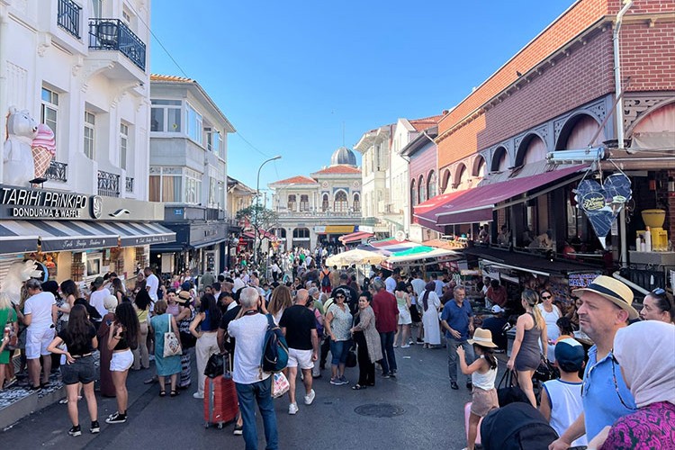 İstanbul'da sıcak havadan bunalanlar plaj ve parklara akın etti