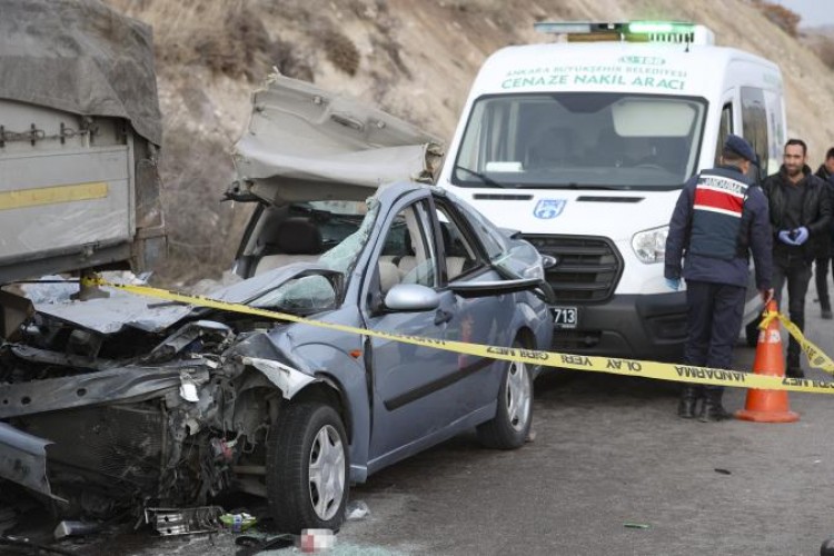 Ankara'da otomobil tıra çarptı: 2 ölü, 4 yaralı