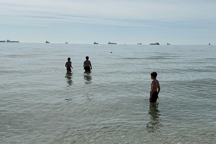 Sıcak havayı değerlendiren bazı İstanbullular denize girdi