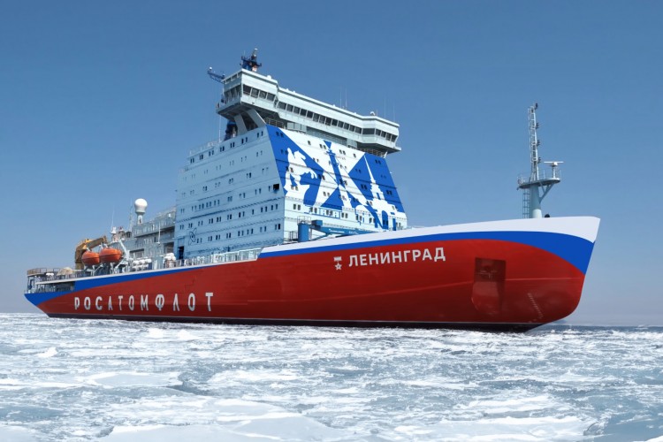 Rusya Leningrad Buzkıranı'nı suya indirdi