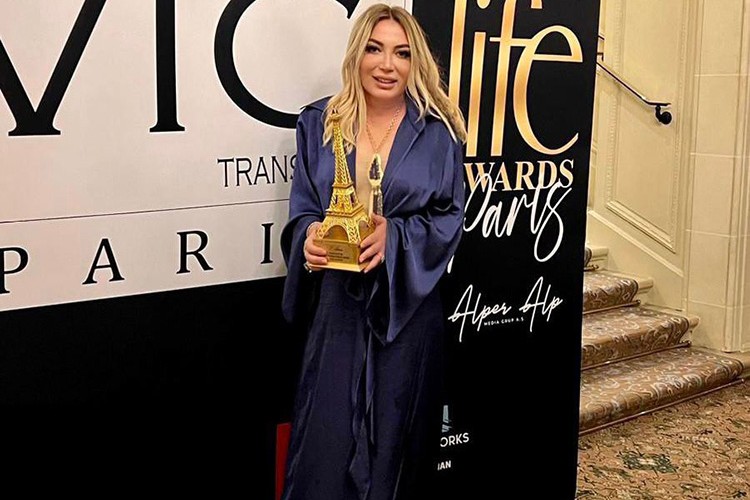 Nur Demirag Paris'te ödül aldı