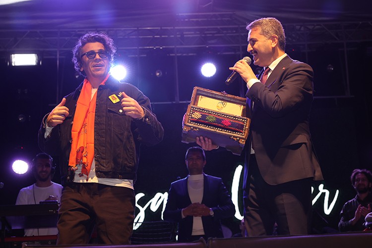 Yazmayı taktı bis üstüne bis yaptı