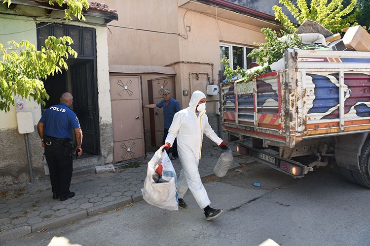 Eskişehir'de apartman dairesinden 2,6 ton çöp çıkarıldı