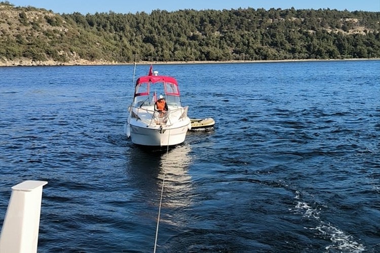 Çanakkale Boğazı'nda arızalanan tekne kurtarıldı