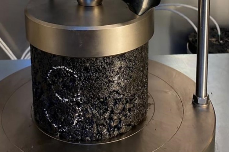 Atık külleri asfalt katkısına dönüştü