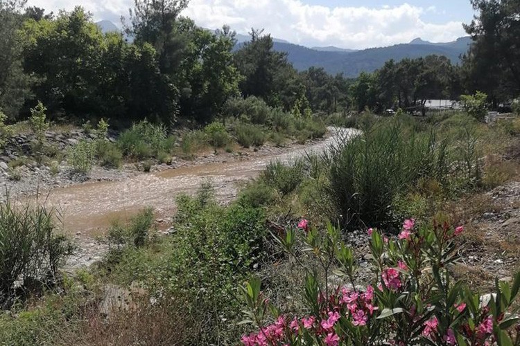 Boğaçayı Deresi'nin rengi toprak kayması nedeniyle değişti